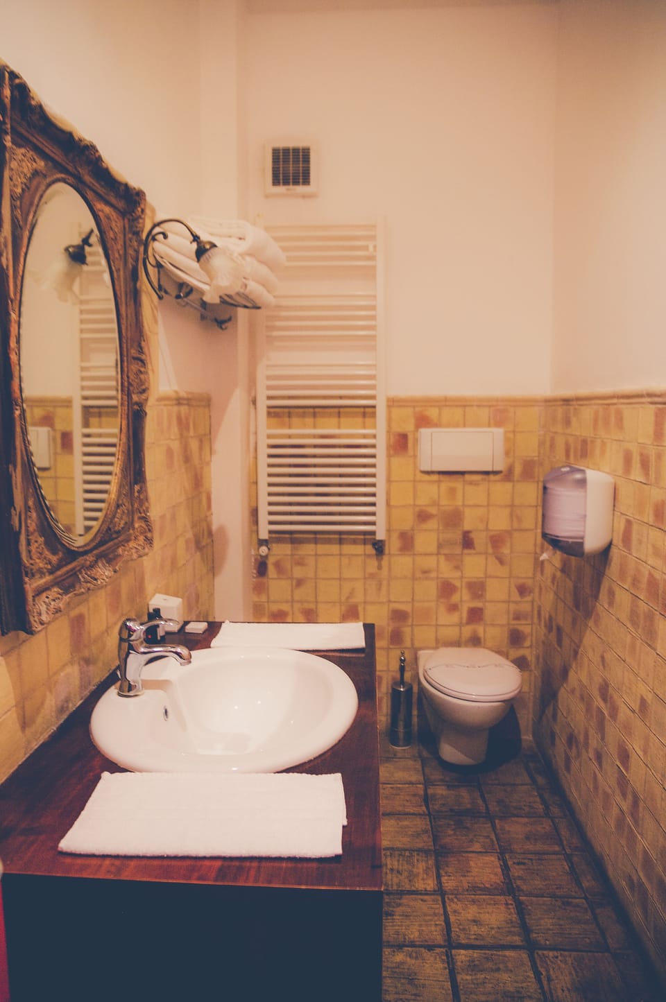Deluxe Double or Twin Room | Bathroom | Combined shower/tub, jetted tub, free toiletries, hair dryer