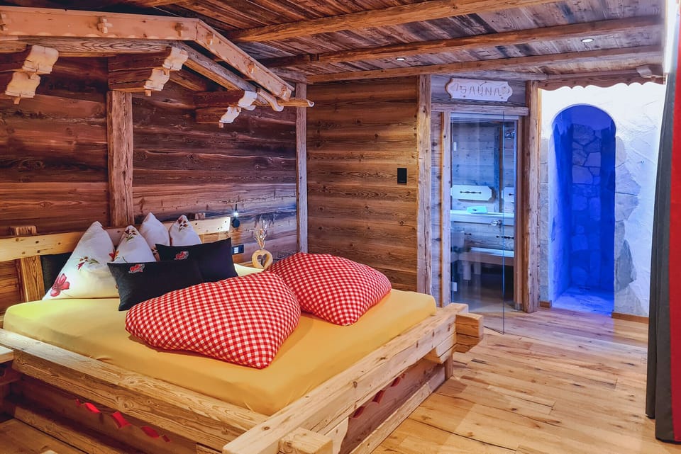 Exclusive Studio Suite, 1 King Bed, Sauna, Mountain View | Soundproofing, WiFi (free), bed sheets