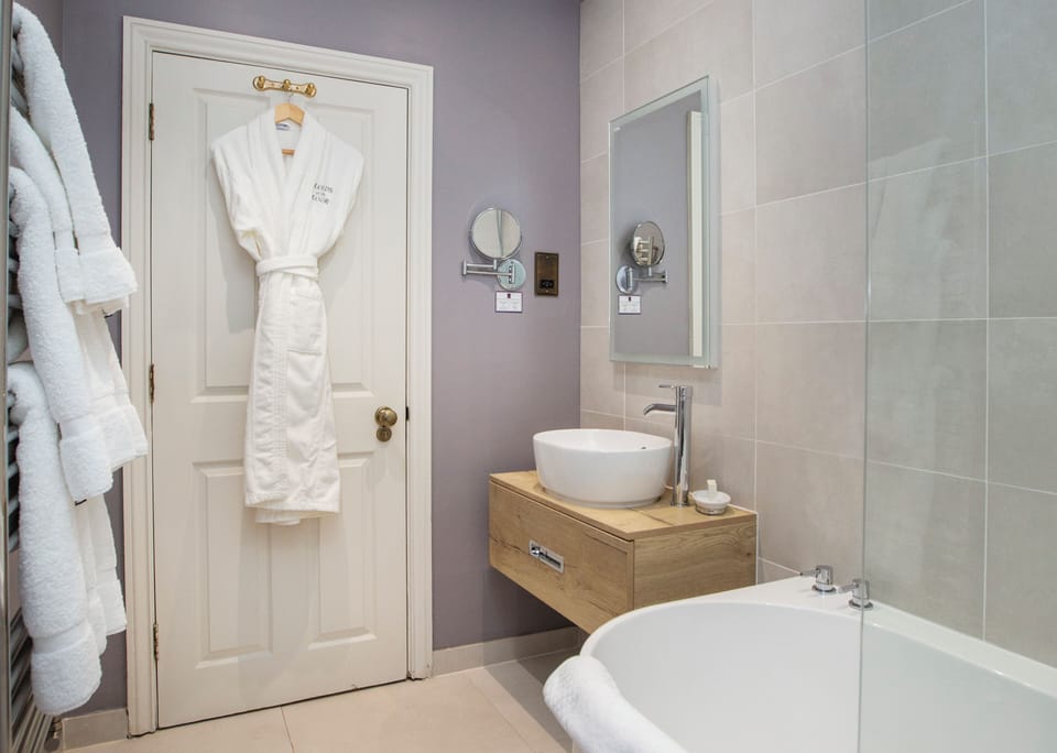 Standard Double Room | Bathroom | Free toiletries, hair dryer, bathrobes, slippers
