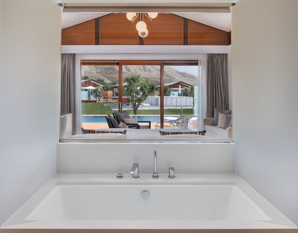 Suite Golan Private Pool  | Bathroom | Shower, free toiletries, hair dryer, bathrobes
