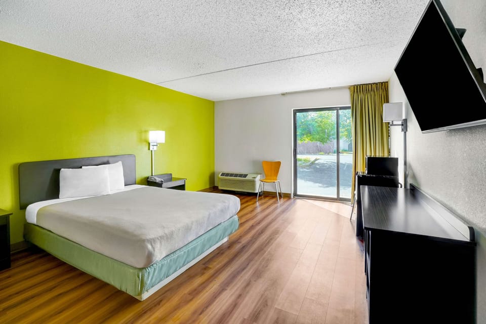 Blackout drapes, WiFi (free), bed sheets