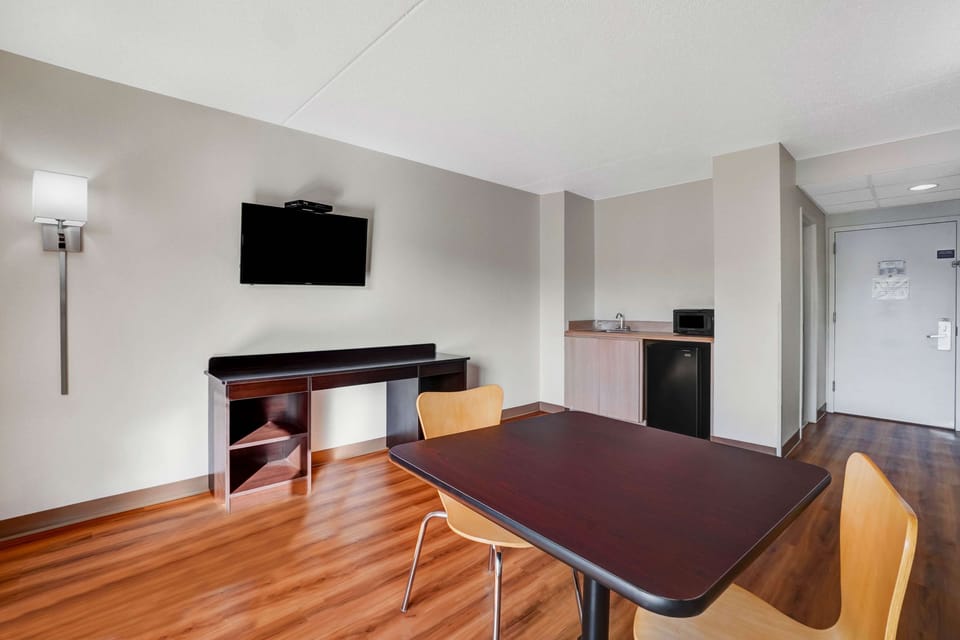 Blackout drapes, WiFi (free), bed sheets