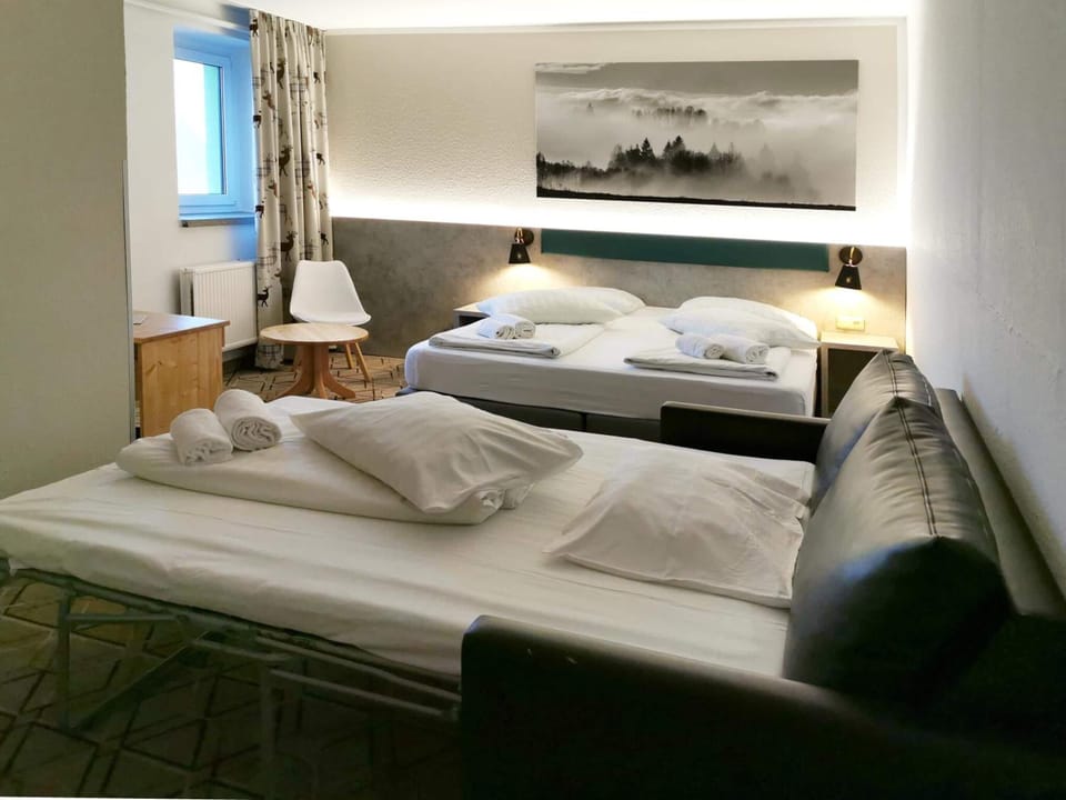 Down comforters, desk, cribs/infant beds, free WiFi