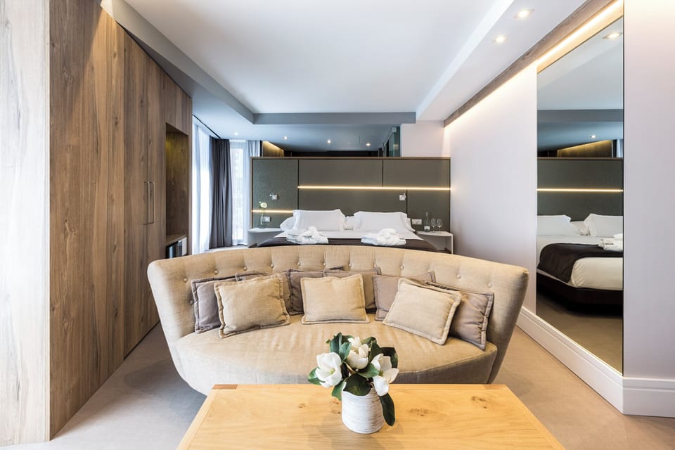Suite | In-room safe, desk, blackout drapes, soundproofing