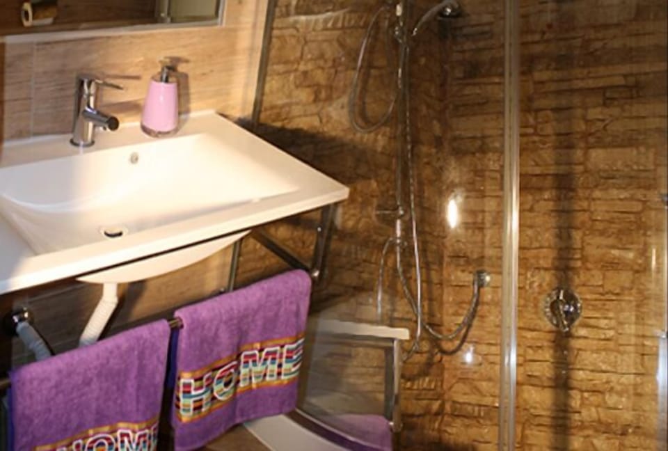 Double Room, Private Bathroom | Bathroom sink