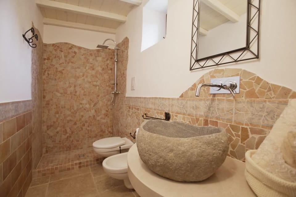 Double Room | Bathroom | Shower, free toiletries, hair dryer, bidet