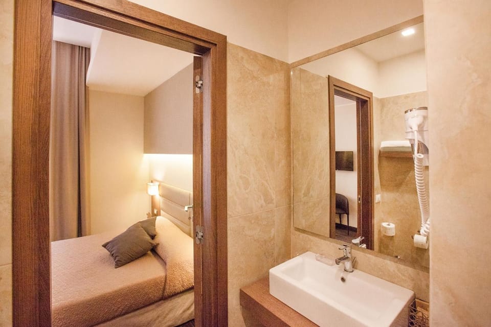 Shower, rainfall showerhead, free toiletries, hair dryer