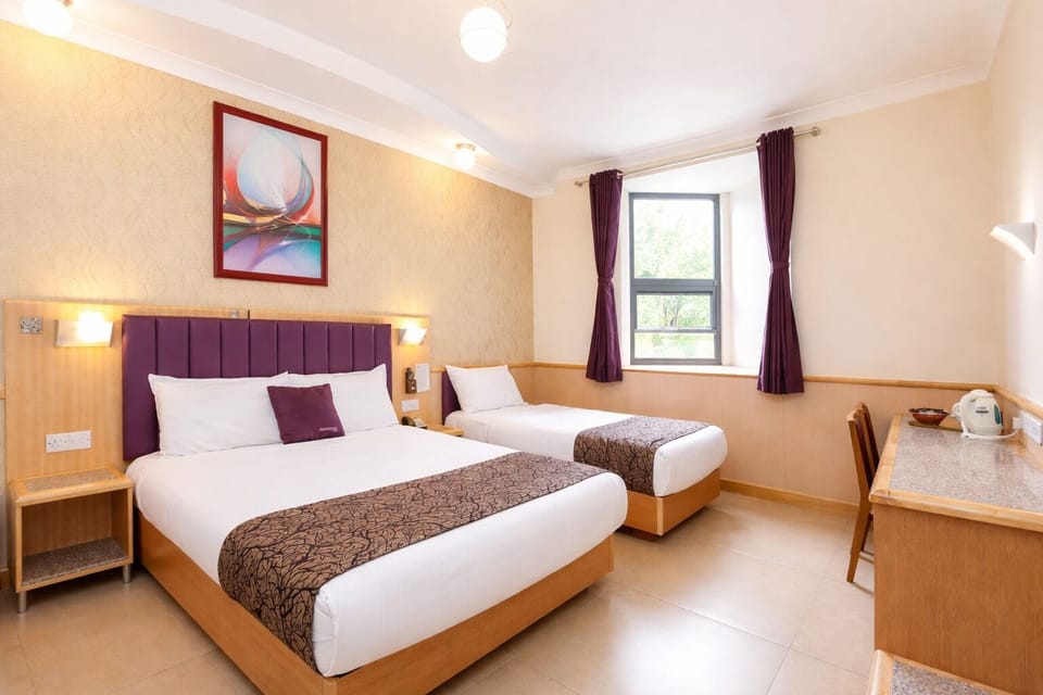Triple Room | In-room safe, desk, iron/ironing board, free WiFi