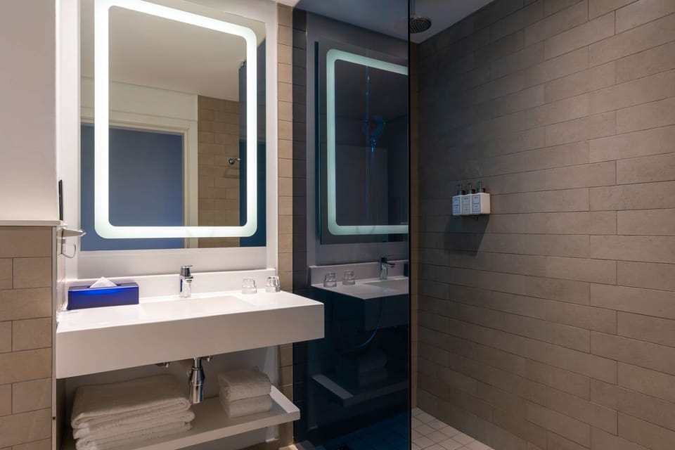 Combined shower/tub, designer toiletries, hair dryer, towels