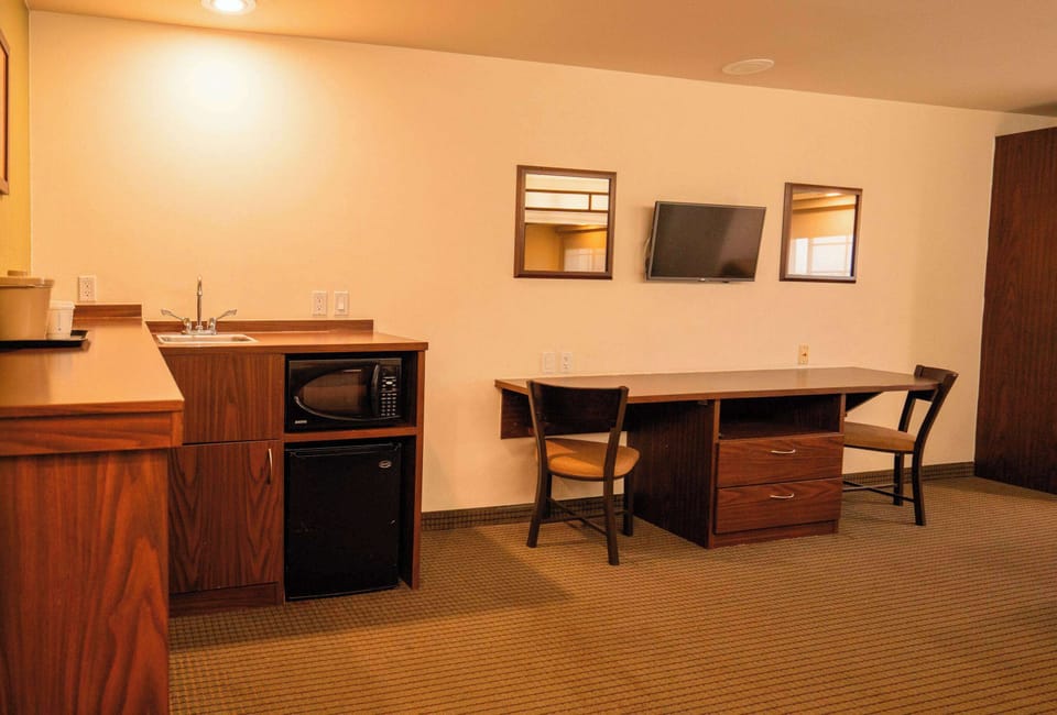 Suite, 1 Queen Bed | In-room safe, desk, iron/ironing board, free cribs/infant beds