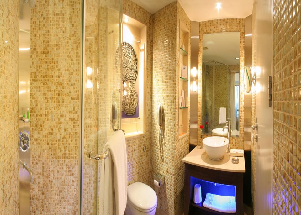 Premium Room - Double Bed | Bathroom | Free toiletries, hair dryer, bathrobes, slippers