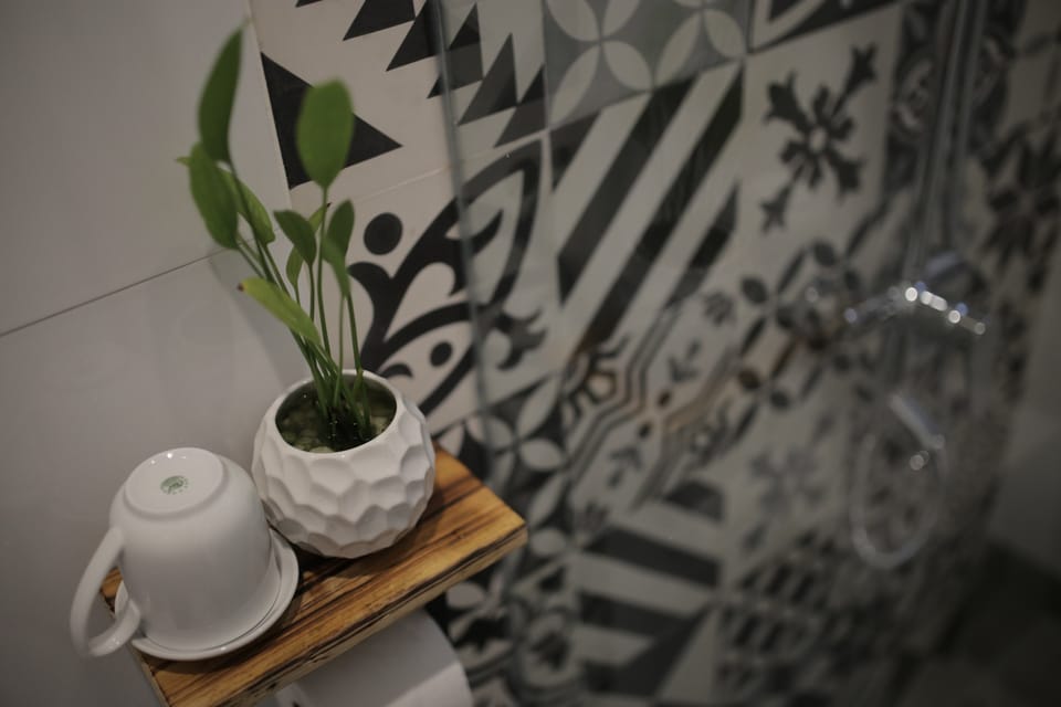 Superior Room, 1 King Bed, Garden View, Ground Floor | Bathroom | Shower, hydromassage showerhead, free toiletries, hair dryer