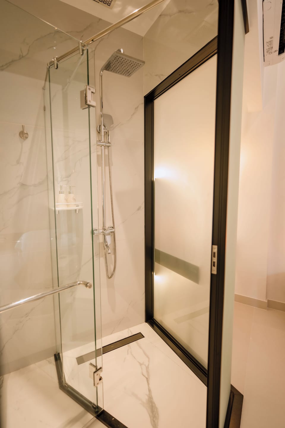 Shower, hydromassage showerhead, free toiletries, hair dryer
