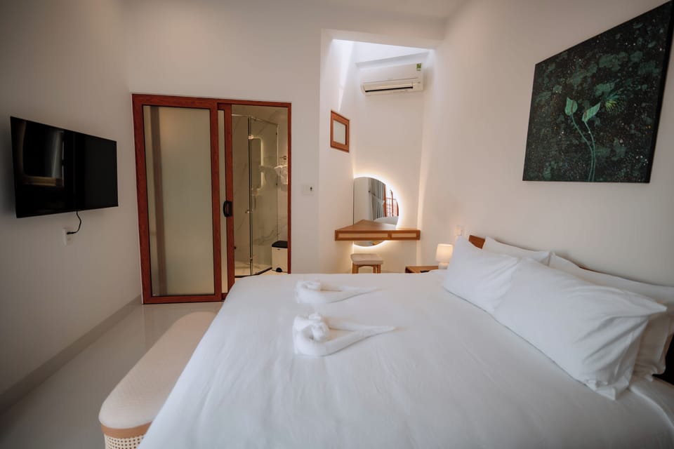 Honeymoon Double Room, 1 King Bed, River View, Tower | Minibar, in-room safe, desk, blackout drapes