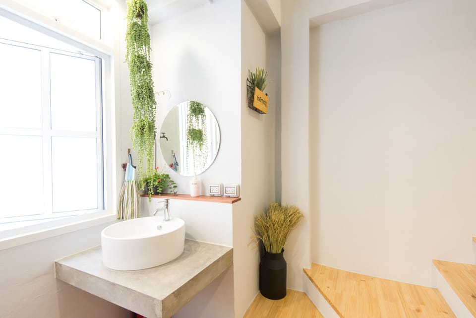 Dorm 10 mixed beds | Bathroom sink