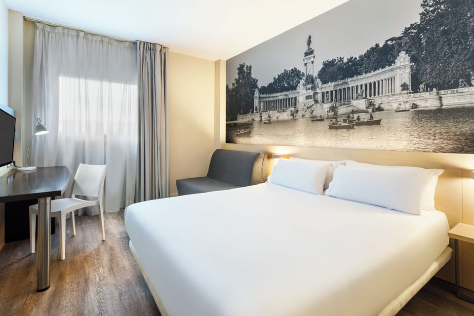 In-room safe, soundproofing, iron/ironing board, free WiFi