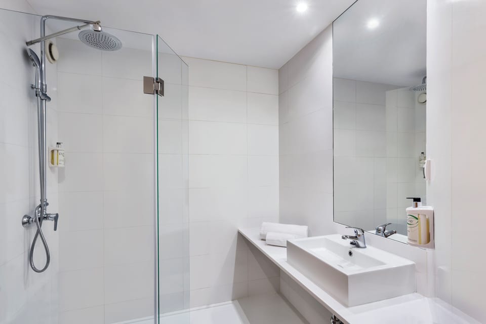 Bathtub, hair dryer, towels