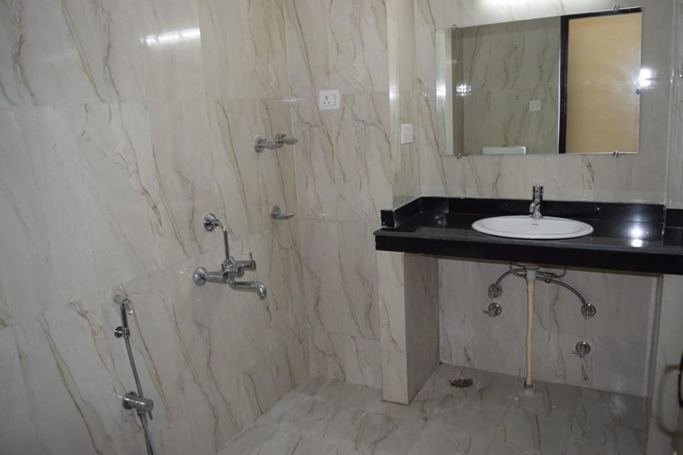 Deluxe Double Room, 1 Bedroom, Mountain View | Bathroom sink
