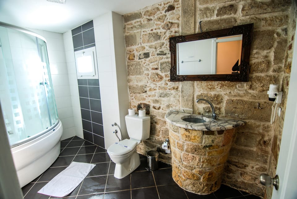Basic Triple Room | Bathroom | Free toiletries, hair dryer, slippers, towels