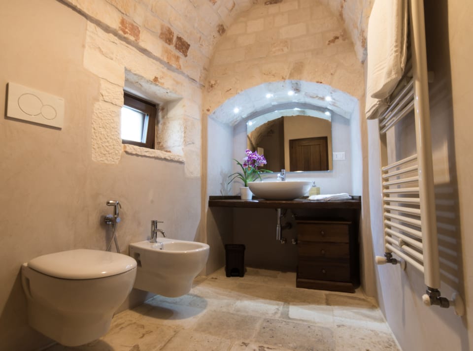 Apartment, 2 Bedrooms, Garden View | Bathroom | Shower, free toiletries, hair dryer, bathrobes