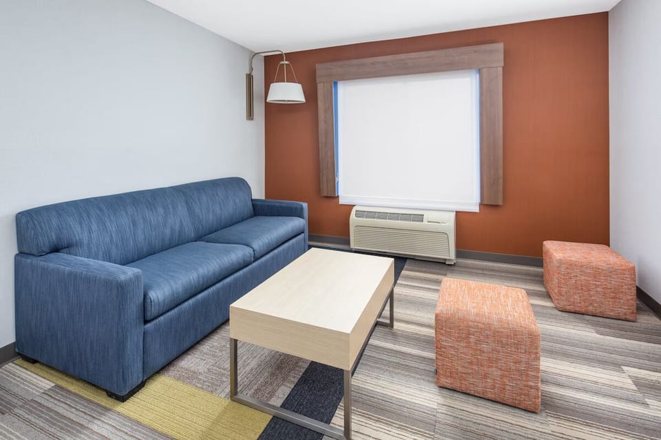 Standard Room, 1 King Bed, Roll-in Shower (Communications) | Desk, laptop workspace, blackout drapes, iron/ironing board
