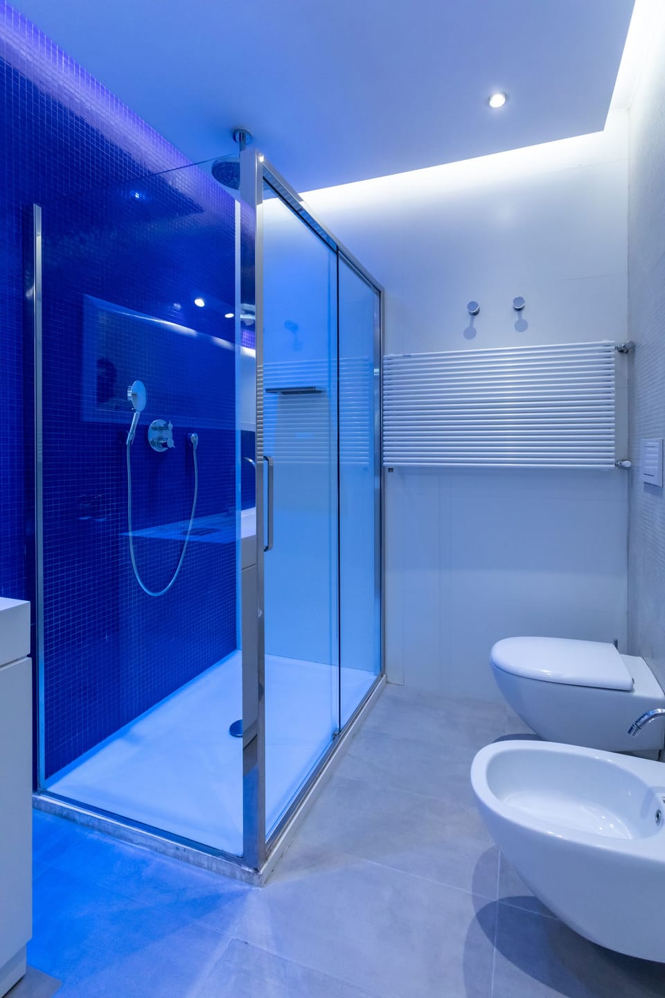 Family Quadruple Room | Bathroom | Shower, free toiletries, hair dryer, bidet