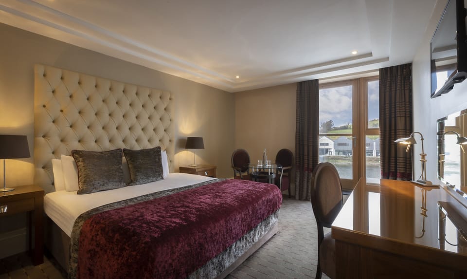 Double Room, Non Smoking, Harbor View | In-room safe, desk, iron/ironing board, WiFi (free)