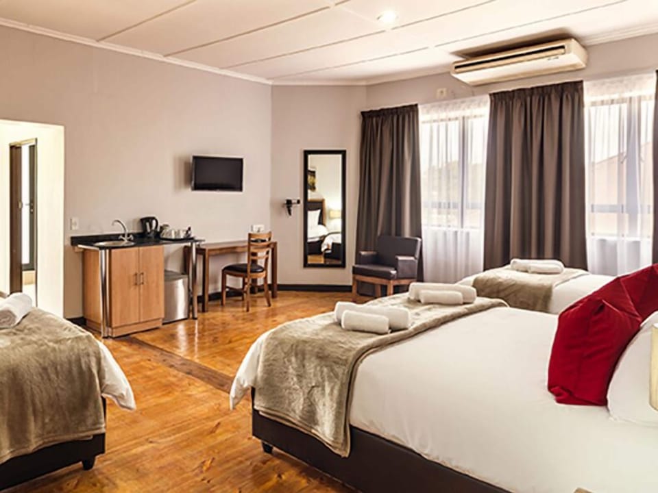 Egyptian cotton sheets, premium bedding, desk, free WiFi