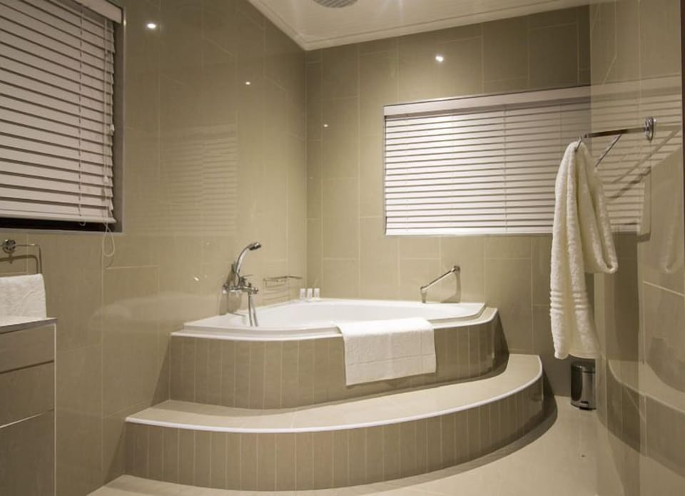 Deep soaking bathtub