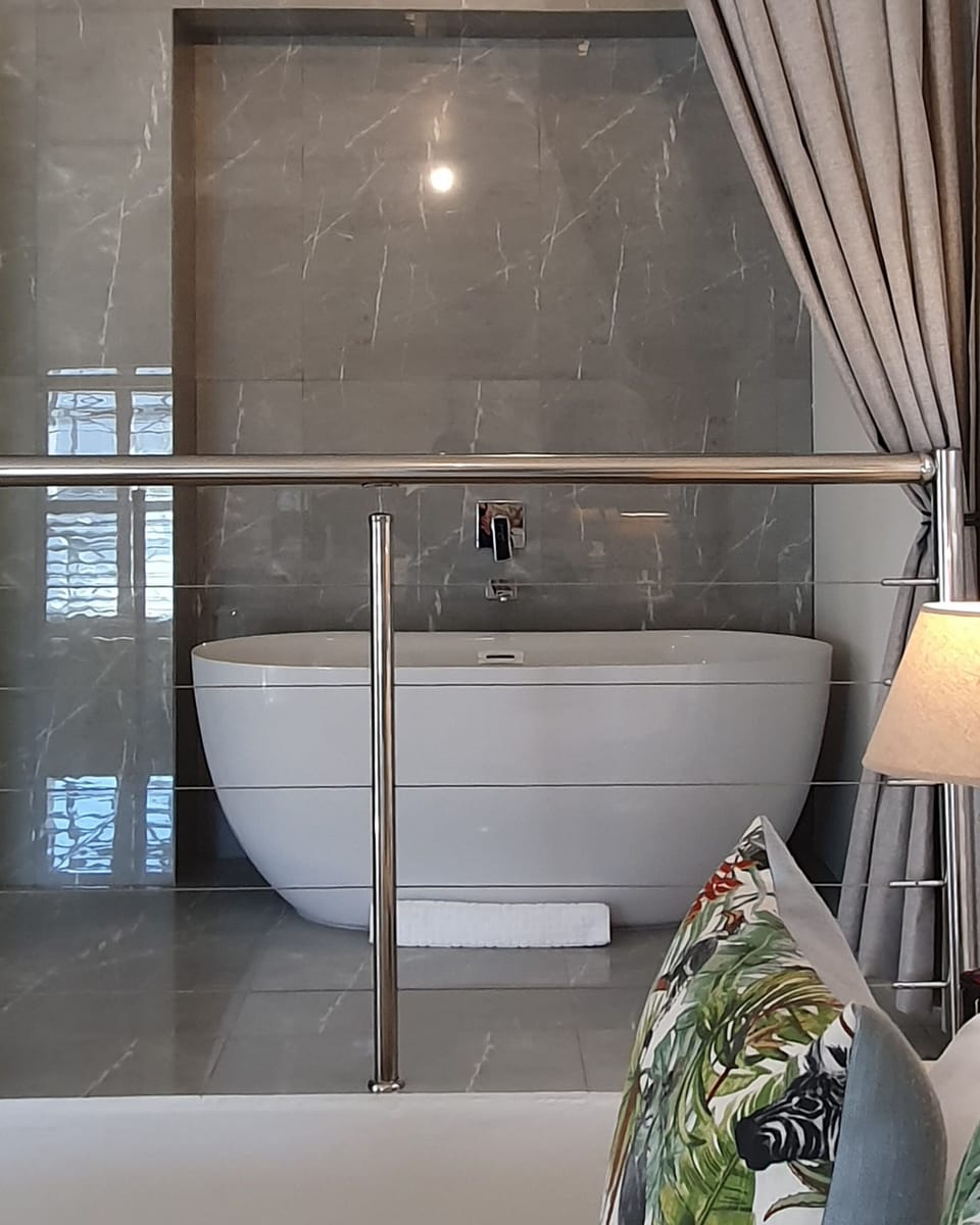 Premier Suite | Deep soaking bathtub