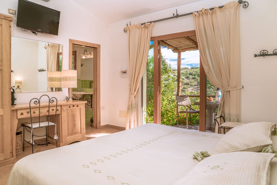 Standard Triple Room, Non Smoking, Garden View | Minibar, in-room safe, desk, blackout drapes