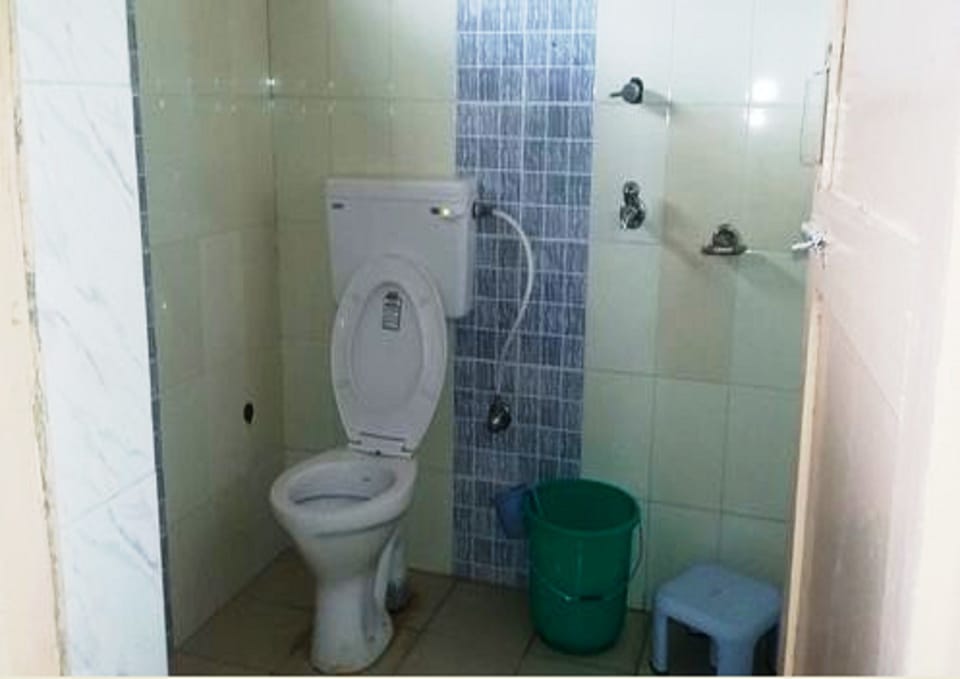 Standard Double Room | Bathroom | Shower, free toiletries, towels