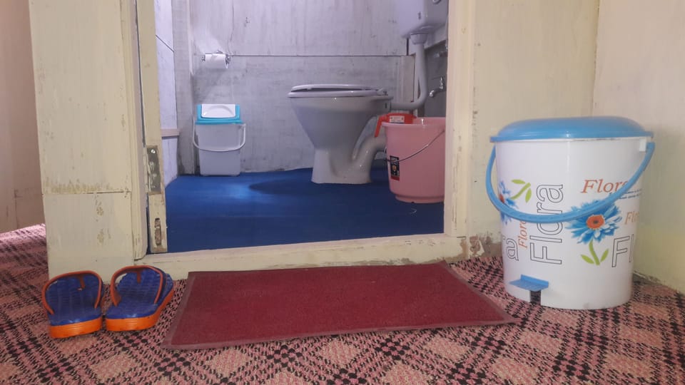 Deluxe Double Room, Lake View | Bathroom | Shower, free toiletries, towels