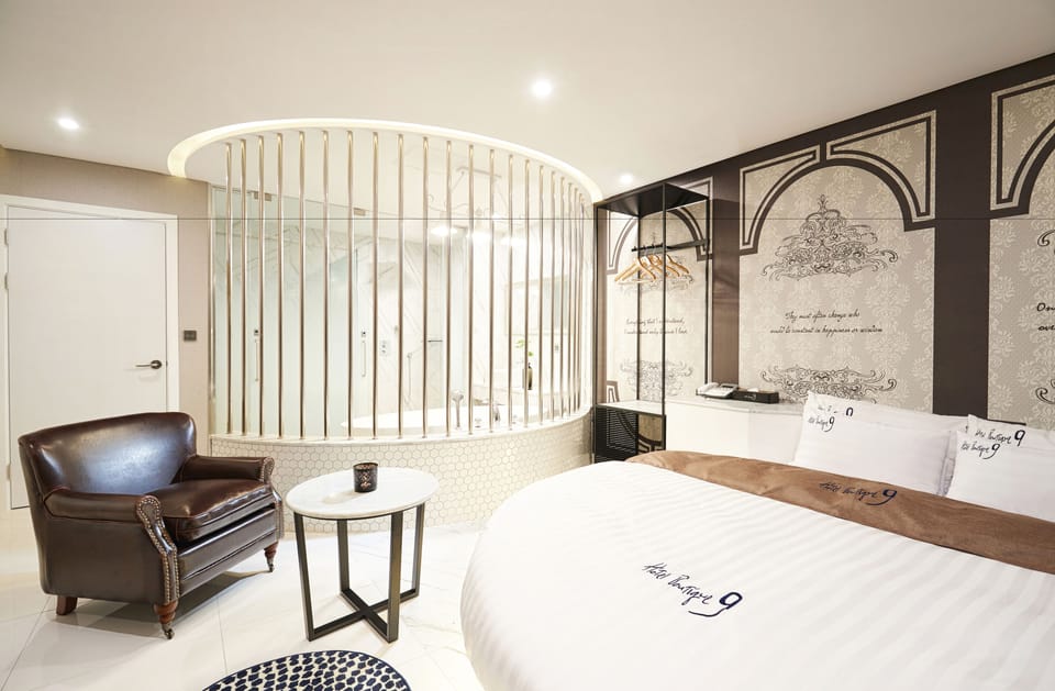 Oriental Suite | Desk, blackout drapes, free WiFi, bed sheets