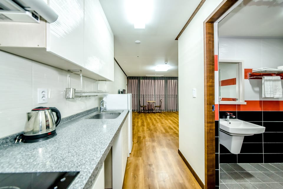 Room | Private kitchenette | Full-size fridge, microwave, stovetop, rice cooker