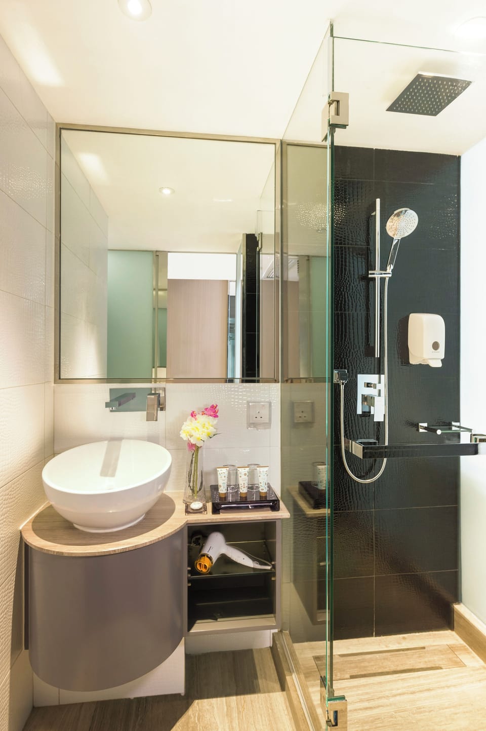 Hydromassage showerhead, free toiletries, hair dryer, slippers