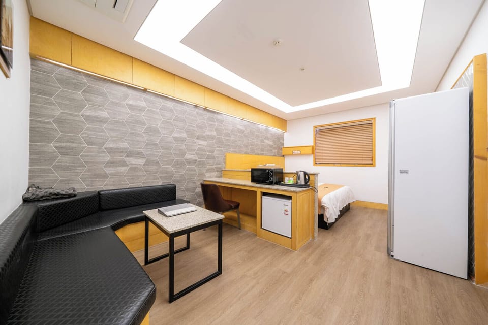 Premium bedding, minibar, desk, blackout drapes