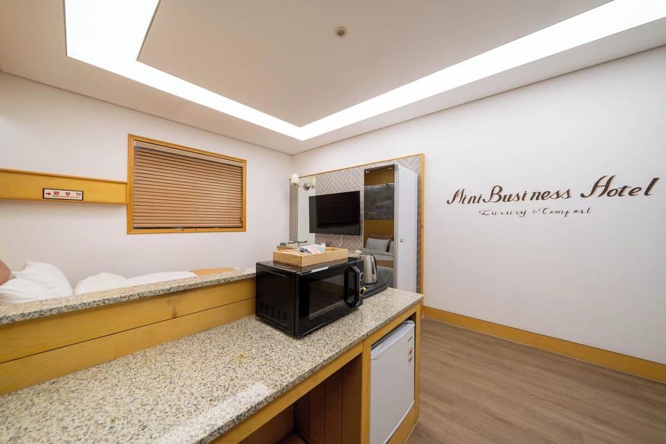 Standard Room | Premium bedding, minibar, desk, blackout drapes