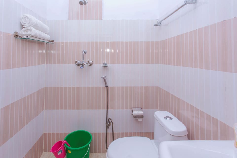 Deluxe Room | Bathroom | Shower, free toiletries, towels