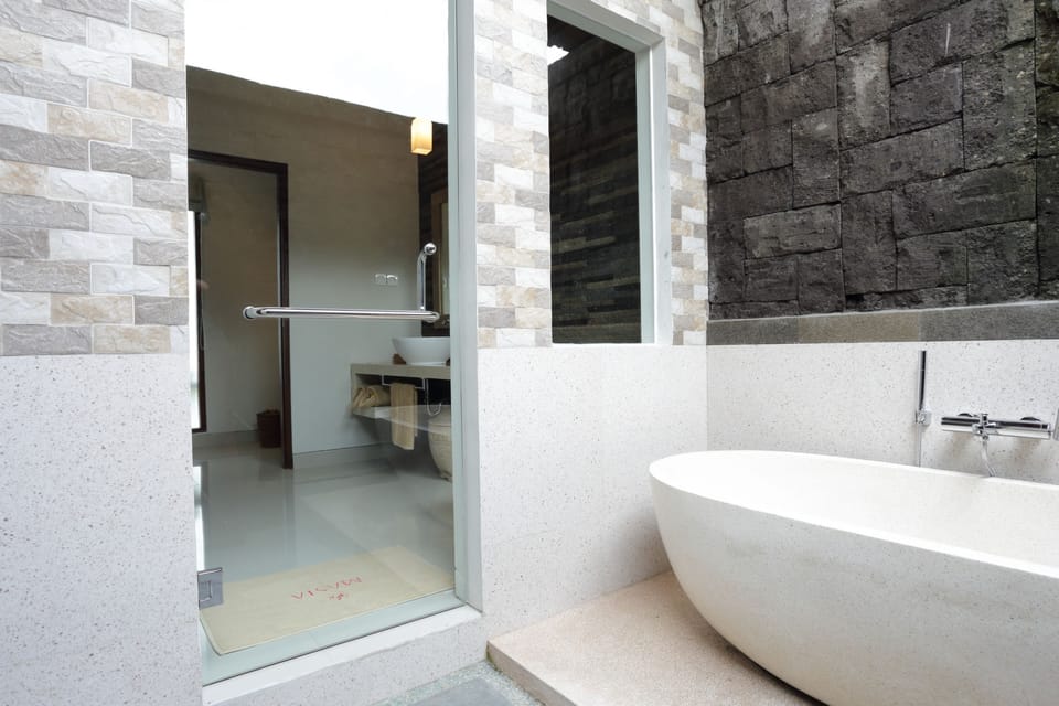 Deluxe Room | Bathroom | Combined shower/tub, free toiletries, hair dryer, slippers