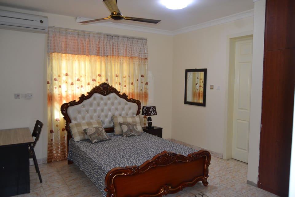 Double Room, Shared Bathroom | In-room safe, desk, iron/ironing board (on request), WiFi (free)