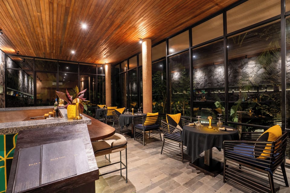 2 restaurants; breakfast, lunch, dinner, and brunch served