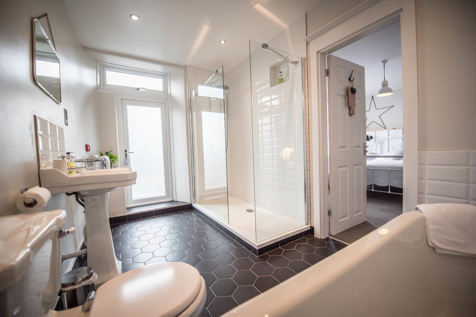 Superior Double Room | Bathroom | Combined shower/tub, free toiletries, hair dryer, towels