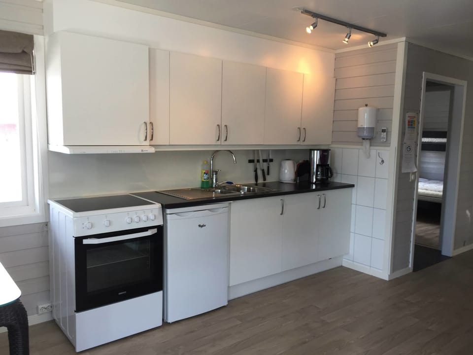 Classic Cottage, 3 Bedrooms | Private kitchen | Fridge, oven, stovetop, coffee/tea maker