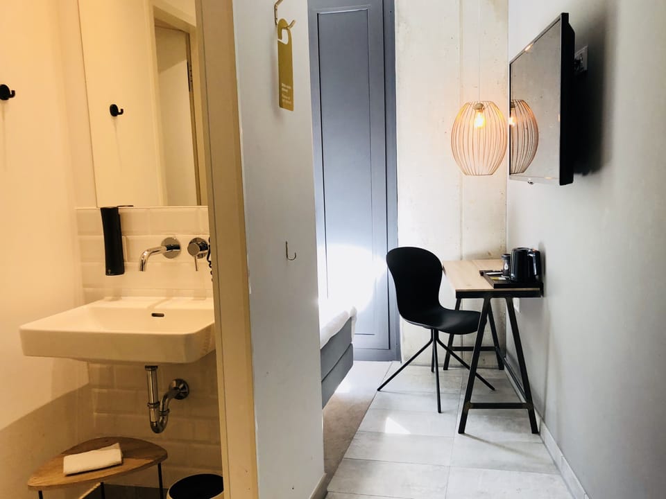 Single Room | Bathroom | Shower, free toiletries, hair dryer, towels