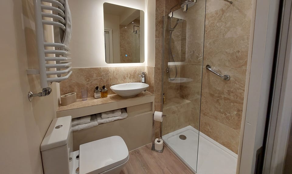 Design Double Room, Ensuite, Garden View | Bathroom | Free toiletries, hair dryer, bathrobes, towels
