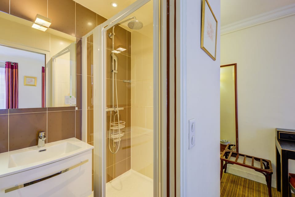 Shower, rainfall showerhead, free toiletries, hair dryer