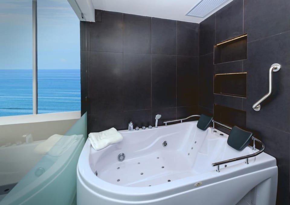 Executive Suite | Premium bedding, pillowtop beds, minibar, in-room safe
