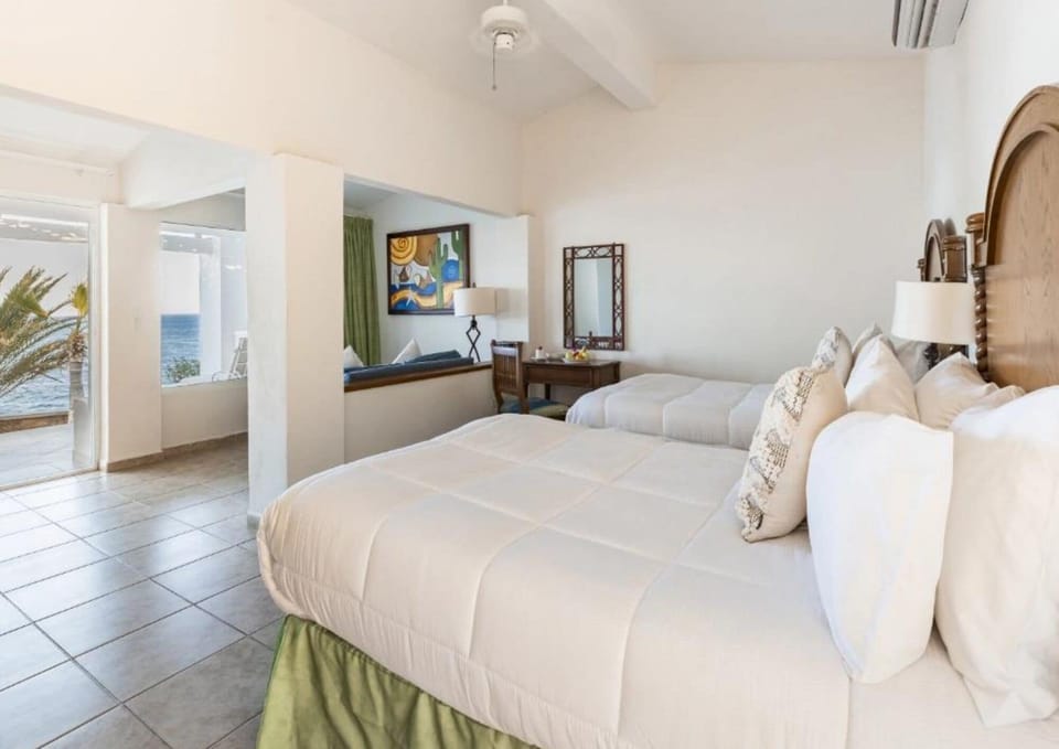 Deluxe Suite Double | Minibar, in-room safe, desk, iron/ironing board