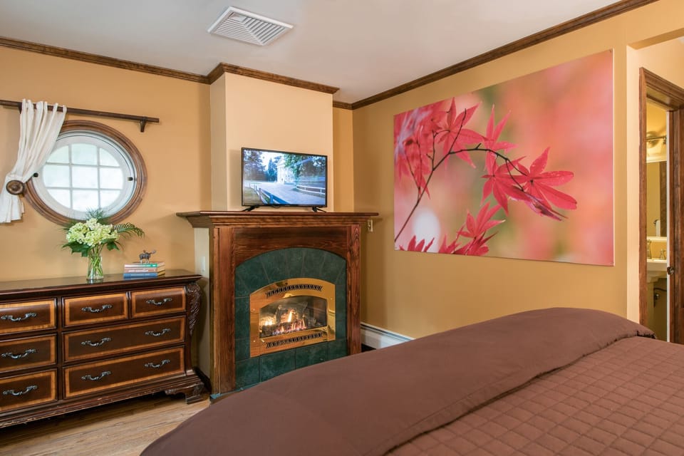 Maple Room | Hypo-allergenic bedding, individually decorated, individually furnished